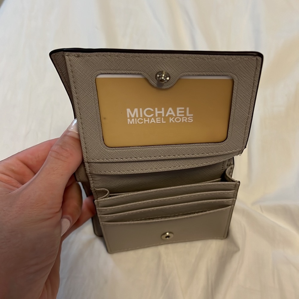 Never used Michael kors grey wallet - Picture 4 of 5
